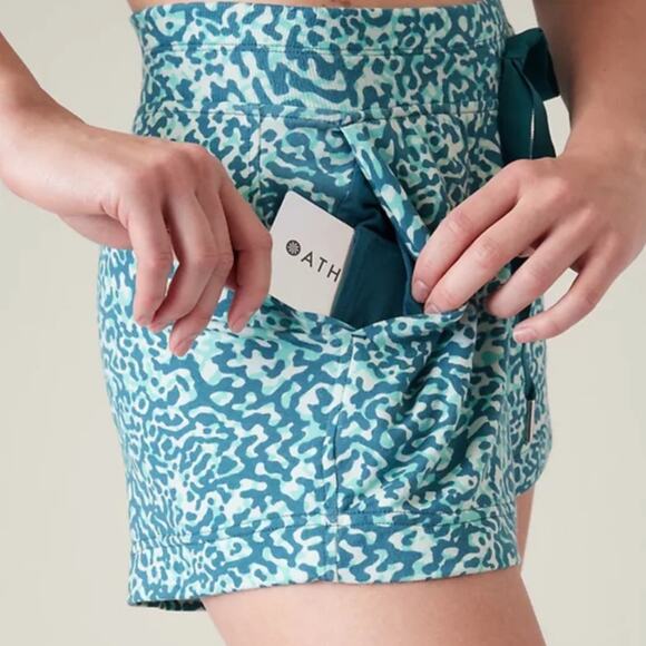 Athleta New Clouded Leopard Blue Elastic Waist Pocket Balance  4" Short Large - Picture 3 of 6